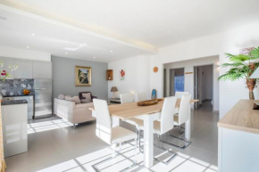 Beautiful Seaview 2 Bedroom Apartment